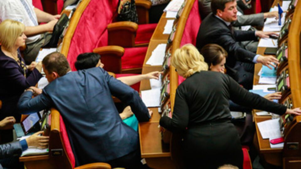 Депутаты не стеснялись голосовать за двоих