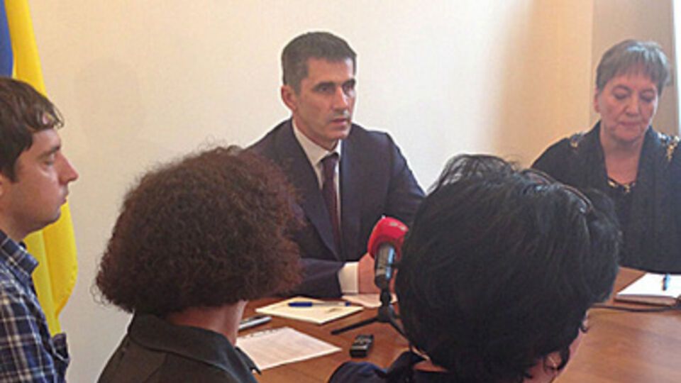 На встрече с родственниками Небесной сотни присутствовали представители Генпрокуратуры, МВД, Минсоцполитики, Минздрава, Минюста, Министерства экономического развития, Министерства финансов, Министерства образования и науки