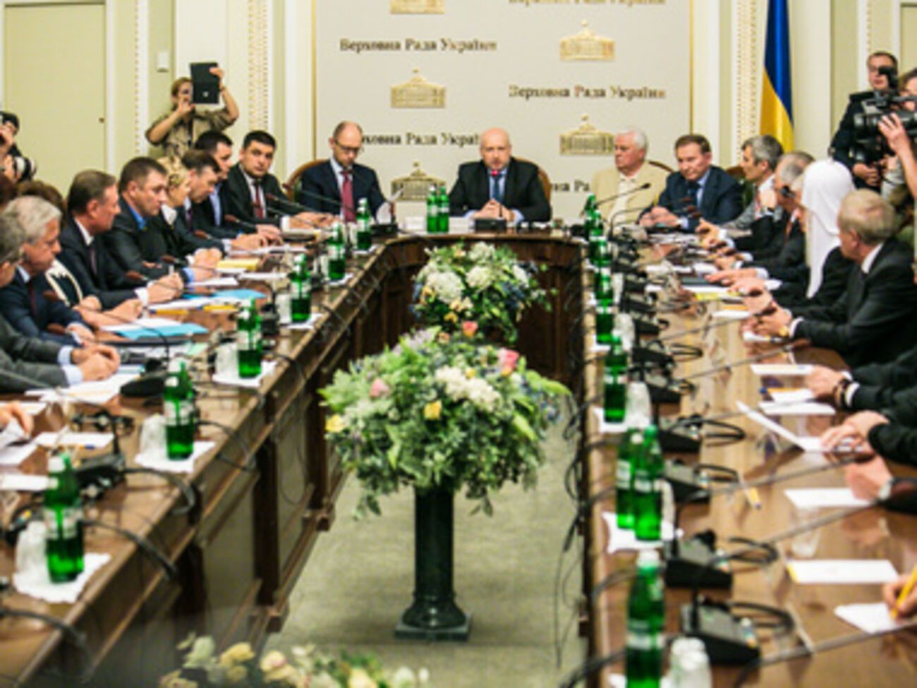 Первый круглый стол состоялся 14 мая в Киеве