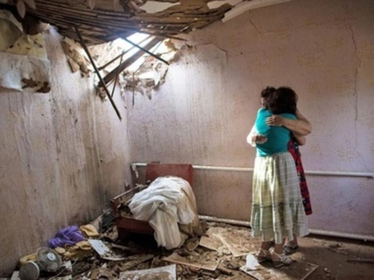 20 мая, в ходе боев террористов с украинской армией, несколько снарядов попали в жилые дома на окраине Славянска