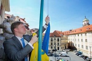 Мэр Праги Томаш Гудечек вывесил флаг Украины на здание пражской мэрии сегодня, 21-го мая, в 11:00 по чешскому времени.