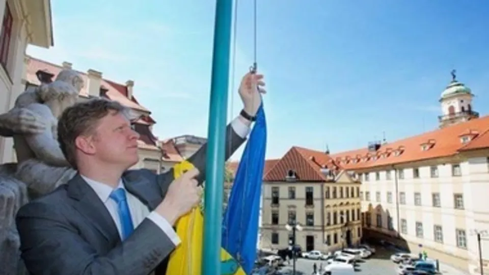 Мэр Праги Томаш Гудечек вывесил флаг Украины на здание пражской мэрии сегодня, 21-го мая, в 11:00 по чешскому времени.