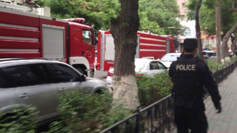 По словам очевидца, на рынке прозвучало около десятка "больших взрывов"