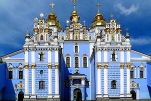 Четыре стороны света и центр Украины, собравшиеся вместе в молитве, символизируют единство