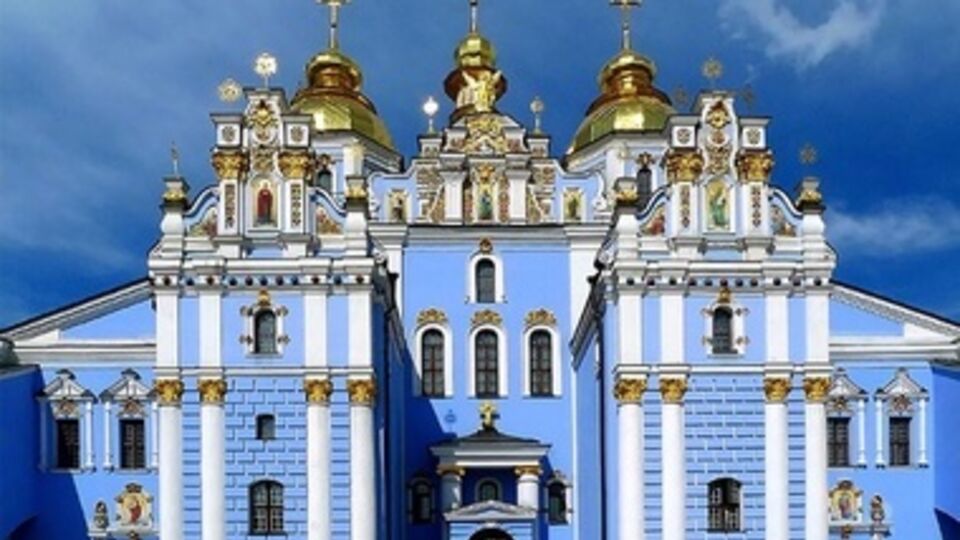 Четыре стороны света и центр Украины, собравшиеся вместе в молитве, символизируют единство