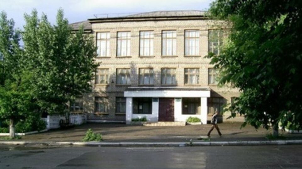 До каникул осталась неделя, но школы в Луганской области уже опустели