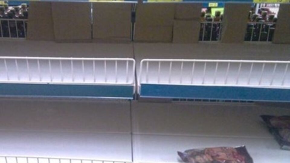 Пустые прилавки супермаркета "АТБ" в Керчи