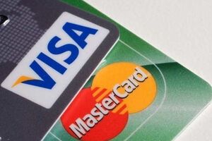В конце апреля Visa и MasterCard объявили о приостановке обслуживания карт российских "СМП-банка" и "Инвесткапиталбанка"