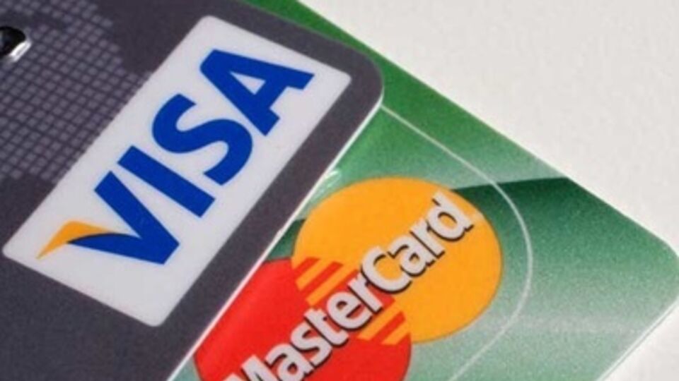 В конце апреля Visa и MasterCard объявили о приостановке обслуживания карт российских "СМП-банка" и "Инвесткапиталбанка"