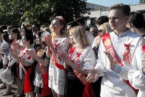 В Севастополе выпускники пришли на "Последний звонок" в вышиванках. Фоторепортаж