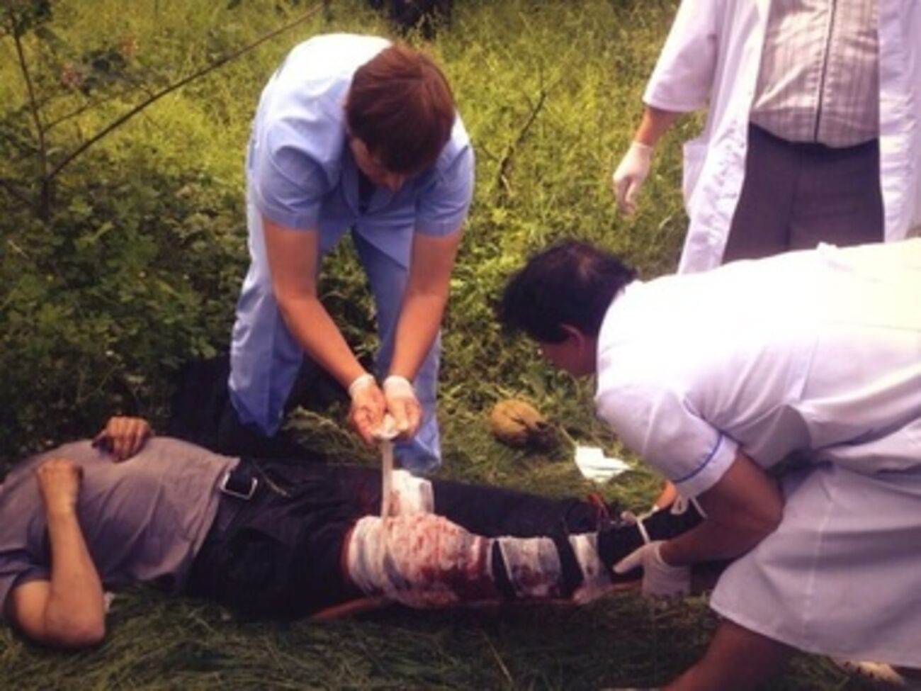 Медики перевязывают раненых украинцев в Карловке