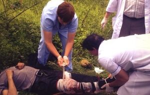 Медики перевязывают раненых украинцев в Карловке