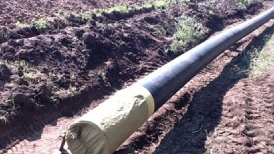 Поврежденный участок водопровода в Донецкой области