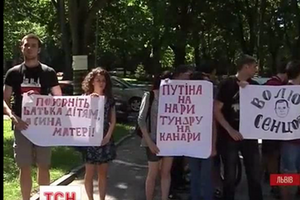 По мнению активистов, спецслужбы России прибегают к репрессиям только из-за того, что люди выступают за единство Украины