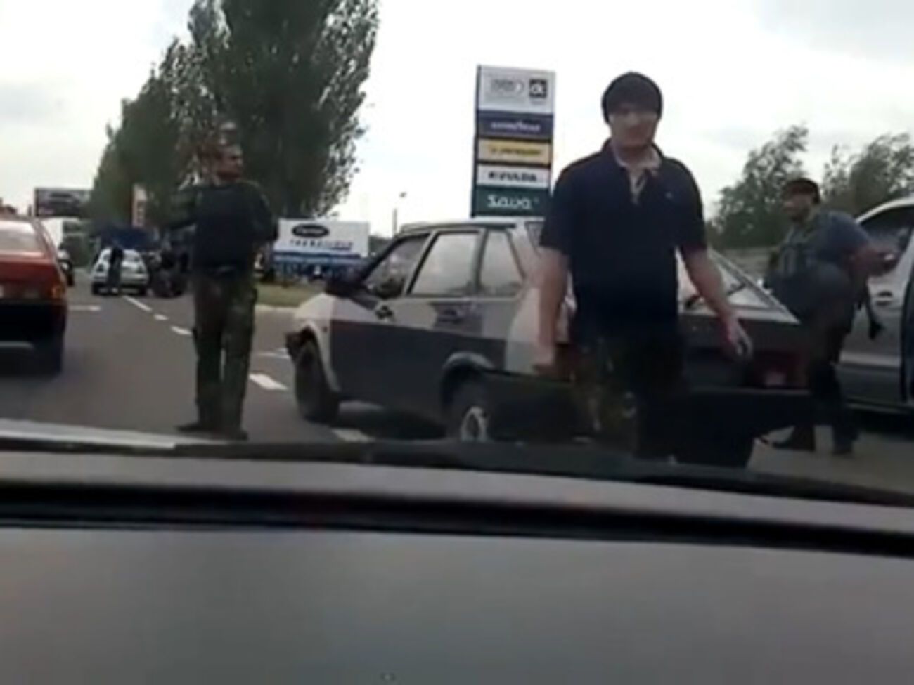 Люди кавказской внешности на блок-посту возле Донецка