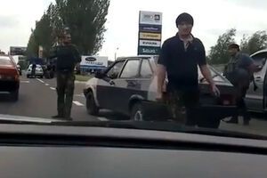 Люди кавказской внешности на блок-посту возле Донецка