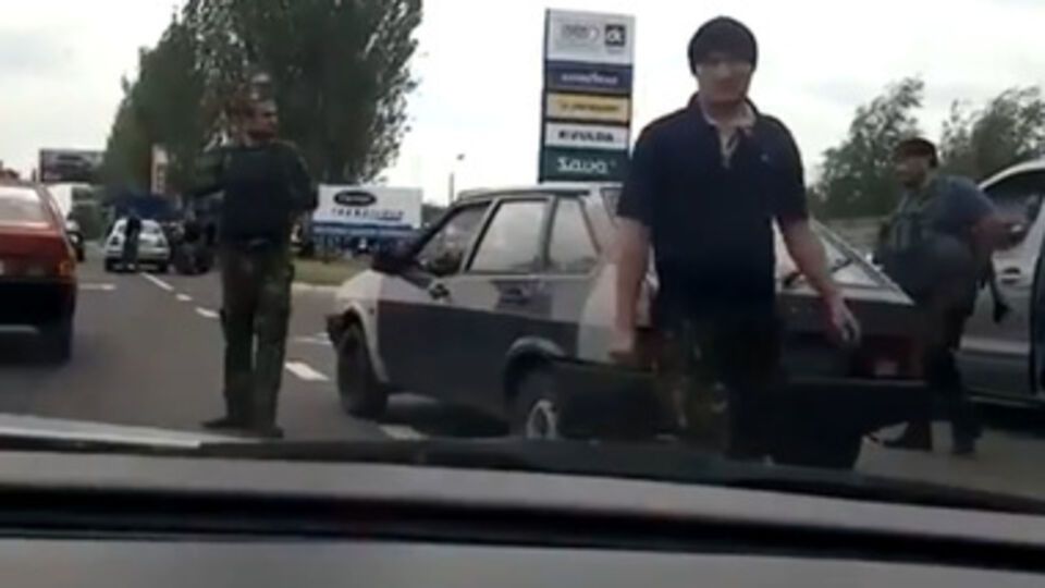 Люди кавказской внешности на блок-посту возле Донецка