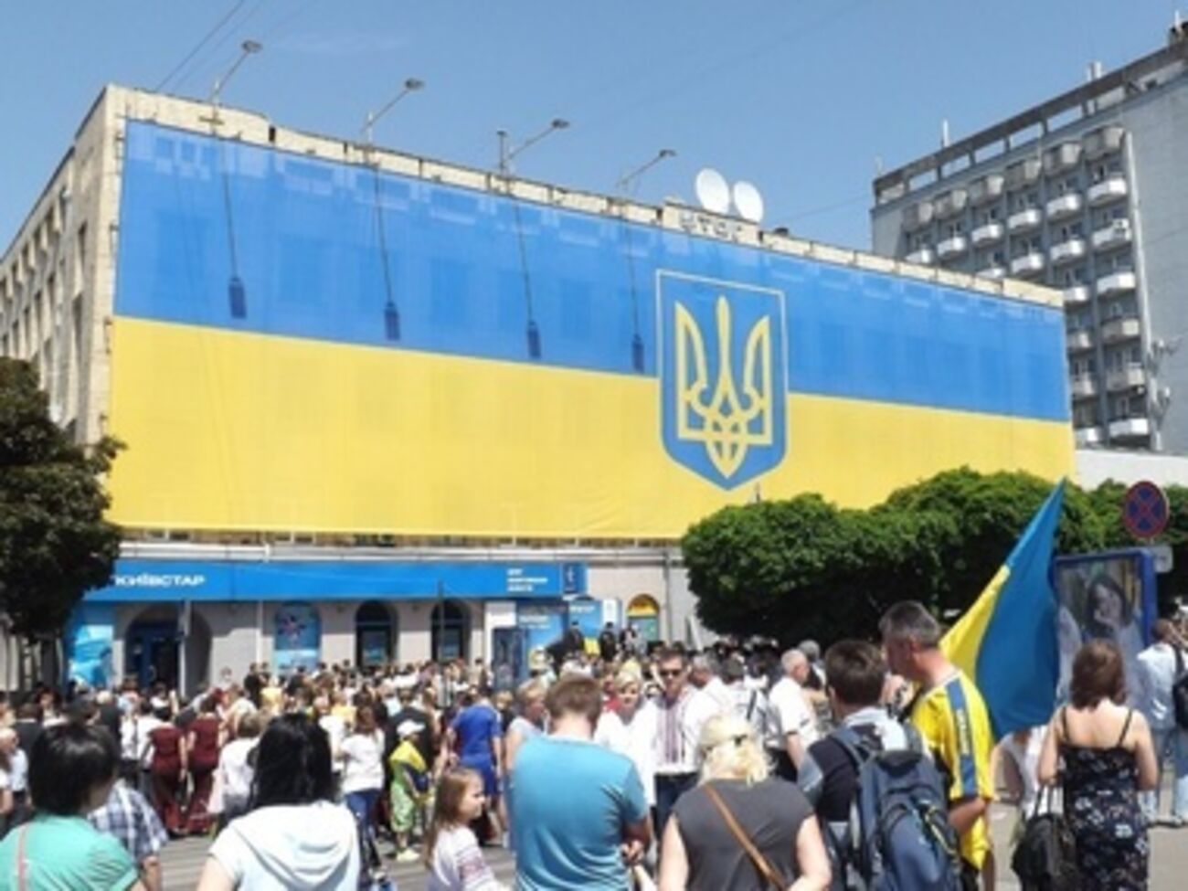 Размеры флага – 11,25х40 метров