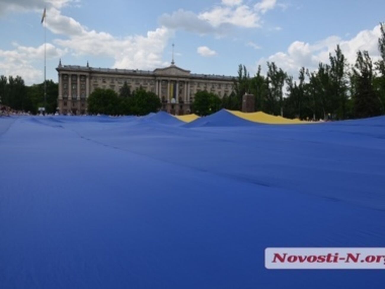 Размеры флага-рекордсмена составляют 60 на 40 метров