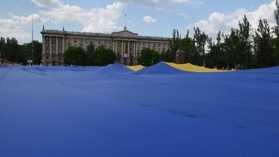 Размеры флага-рекордсмена составляют 60 на 40 метров