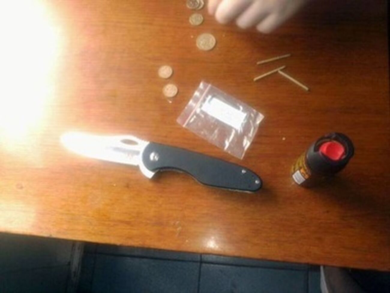 Мужчины пришли на пророссийский митинг с запрещенными предметами