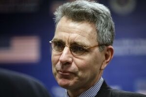 Джеффри Пайетт посетил избирательные участки в Киеве и области