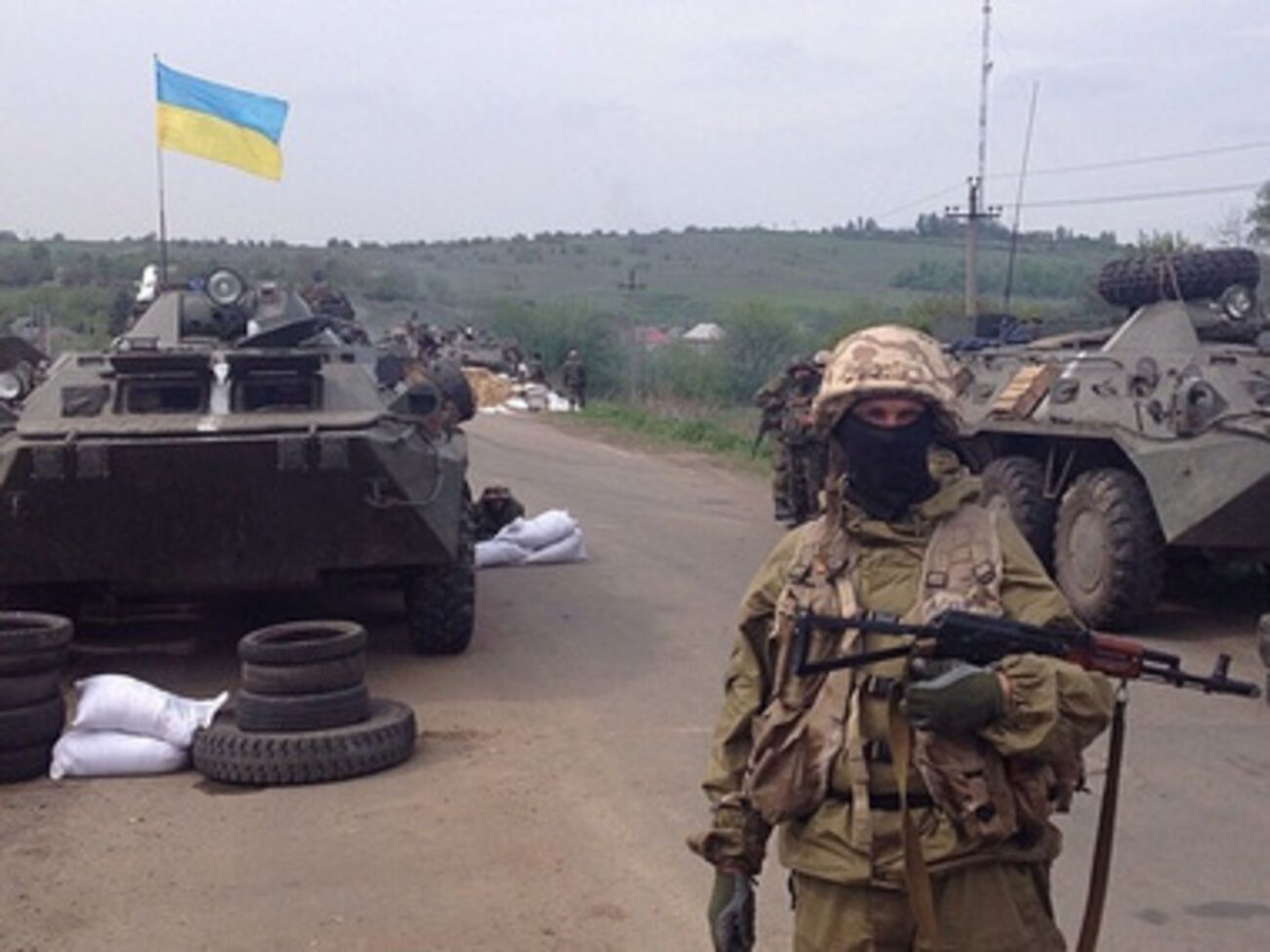 Жителям Славянска, города в зоне военных действий, не до выборов. На заднем плане &ndash; гора Карачун и телевышка, за которую идут бои