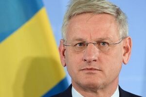 Министр иностранных дел Швеции Карл Бильдт поздравил Петра Порошенко с "чистым" результатом