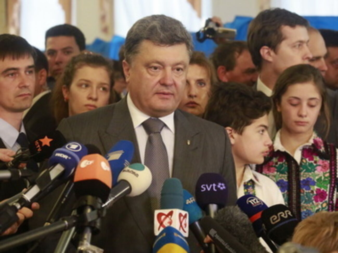 Порошенко уверенно лидирует