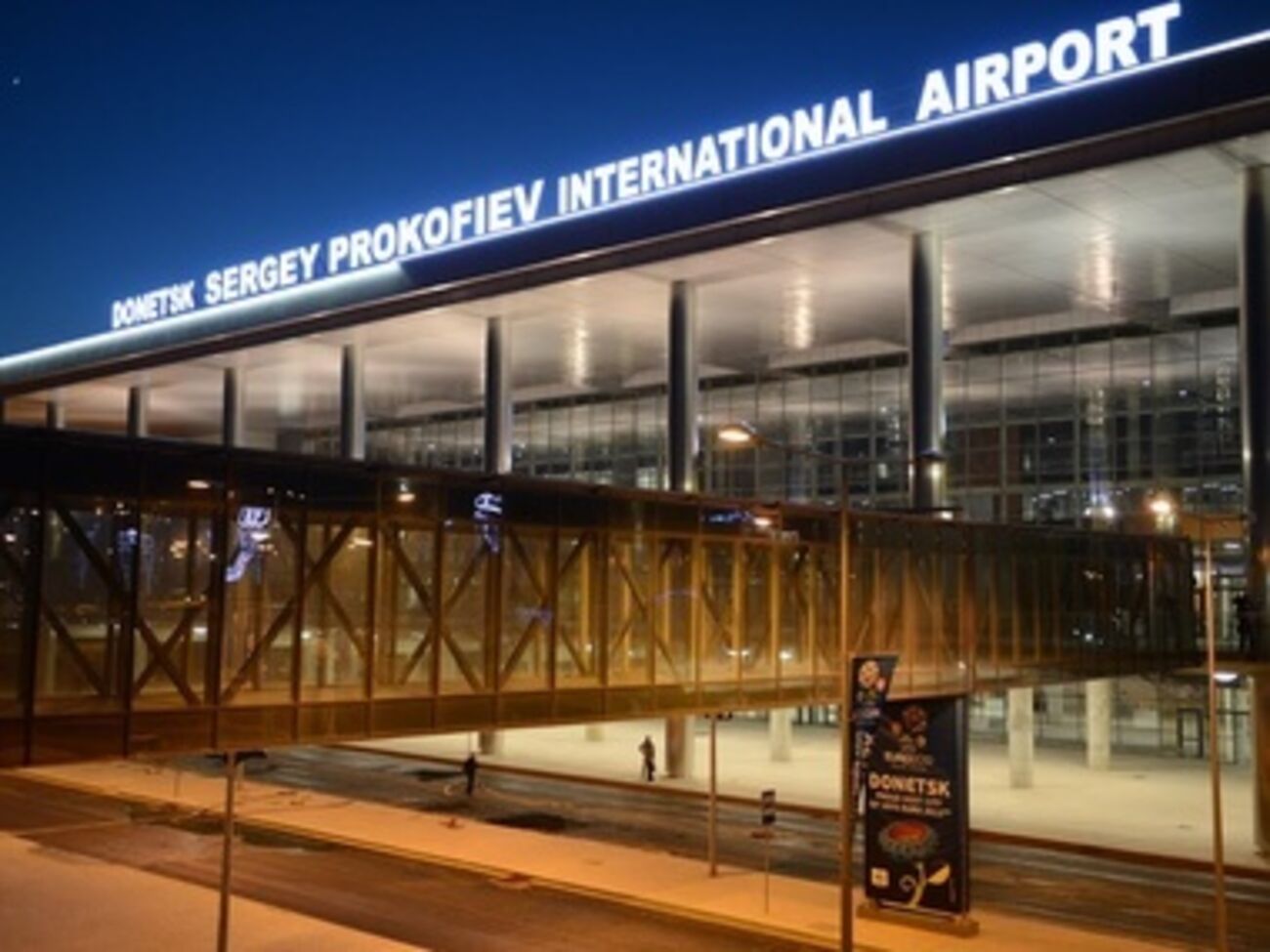 Ночью в аэропорт приехали вооруженные люди