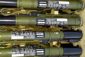 СБУ нашла в тайнике автоматы, гранотометы и боеприпасы