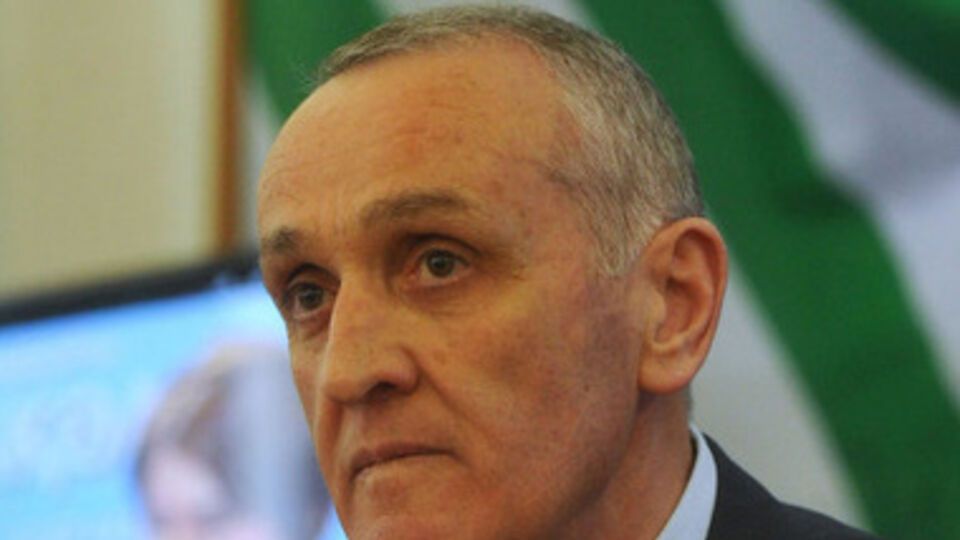 Александр Анкваб решил не испытывать терпение своих сограждан