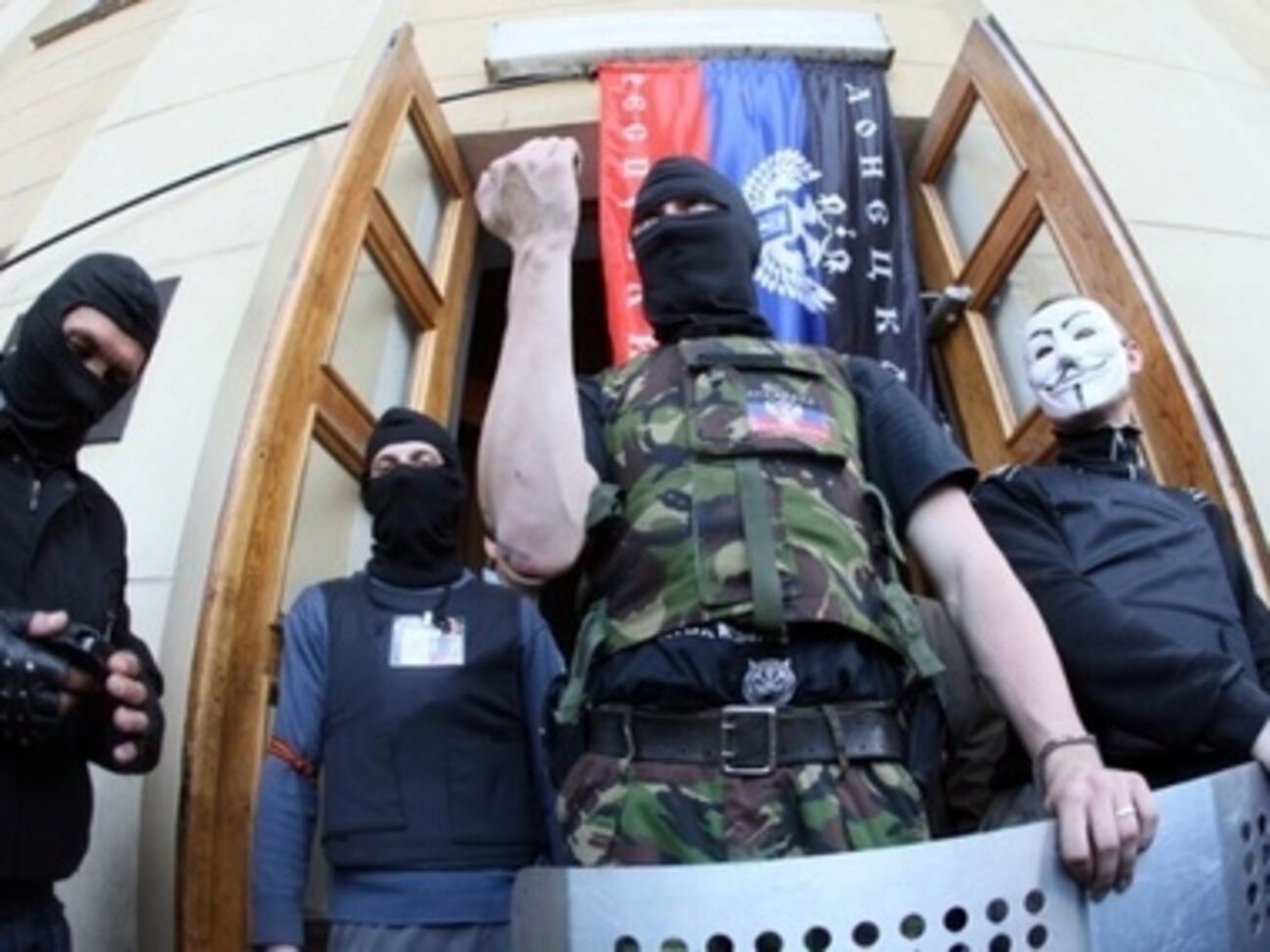 Террористы ввели комендантский час