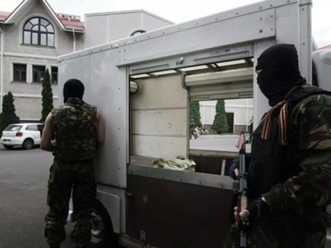 Стрельба прекратилась около 13.00