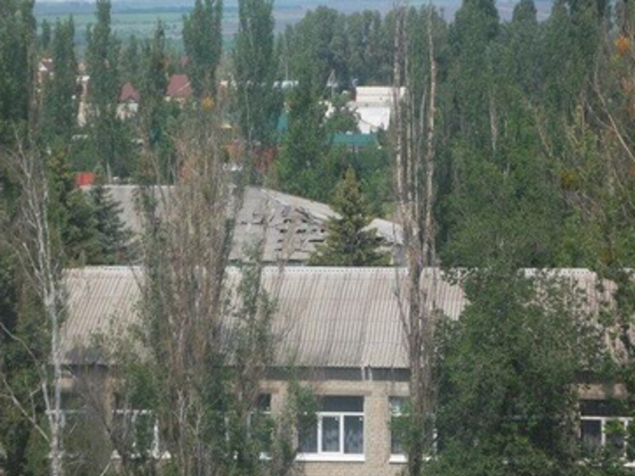 Снаряд попал в крышу школы