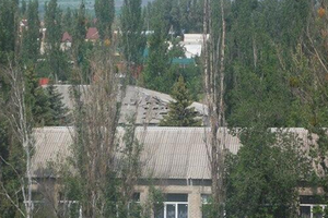 Снаряд попал в крышу школы