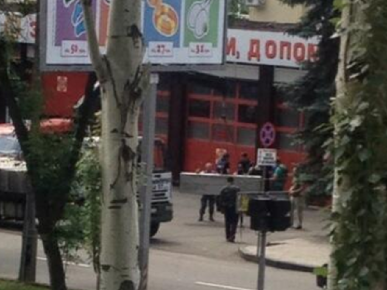 Сепаратисты строят заграждения из бетонных блоков возле пожарной части Донецка