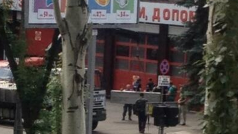 Сепаратисты строят заграждения из бетонных блоков возле пожарной части Донецка
