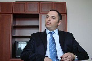 Портнов числился преподавателем, на лекции не ходил, а зарплату получал