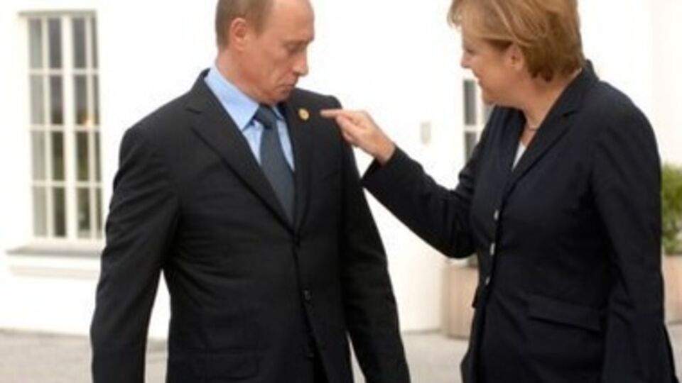 Ранее немецкие СМИ сообщали, что Меркель заявила о желании "дистанцироваться" от Путина