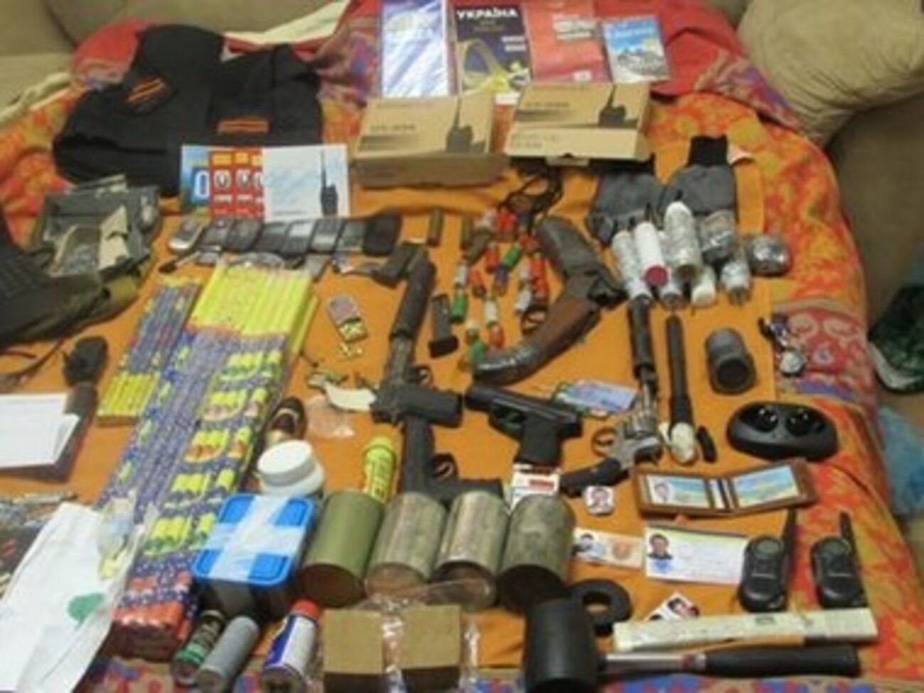 Изъятые у задержанных оружие и спецсредства