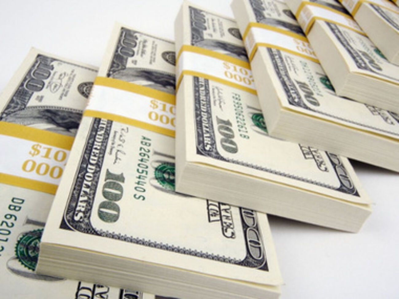 Гривна усилила свои позиции