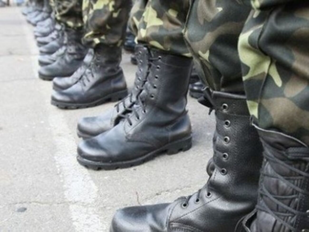 После продолжительного штурма воинской части боевиками нацгвардейцы отступили