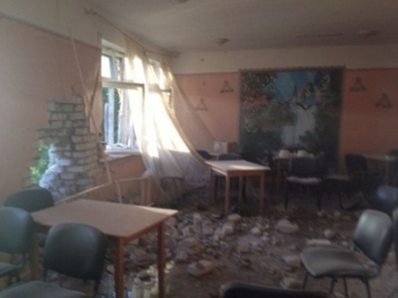 Из-за боевых действий больница частично разрушена