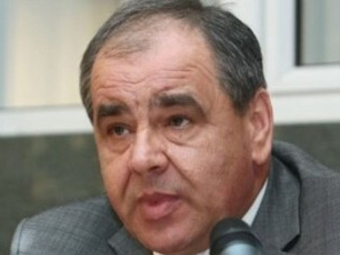 Тракторы убирают баррикады перед Донецкой ОГА