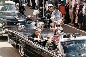 22 ноября 1963 года. За несколько минут до самого громкого политического убийства в истории. Президент США Джон Кеннеди будет смертельно ранен двумя пулями.