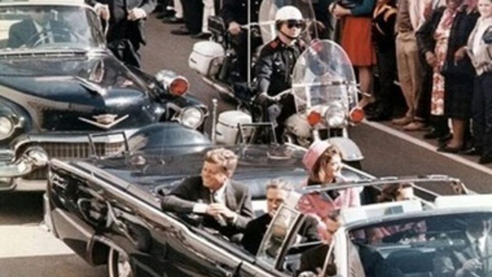 22 ноября 1963 года. За несколько минут до самого громкого политического убийства в истории. Президент США Джон Кеннеди будет смертельно ранен двумя пулями.