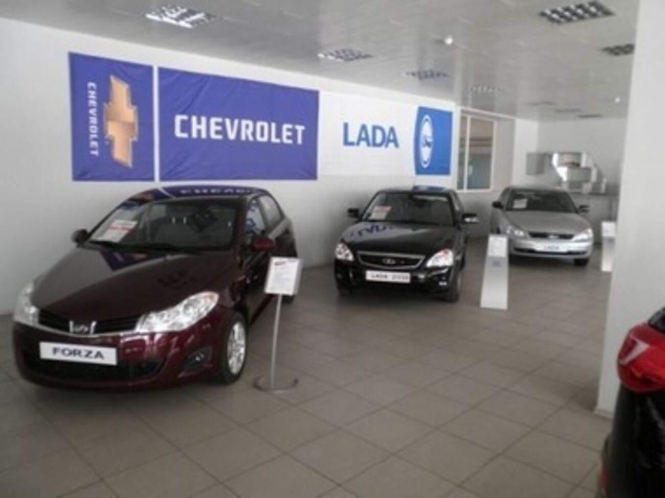 Угрожая оружием, неизвестные заставили охрану отдать ключи от новых машин