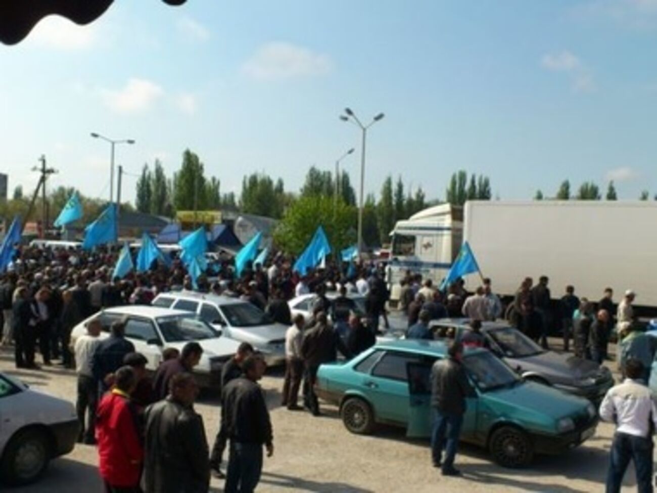 На границе с Херсонской областью сейчас находятся около тысячи авто с крымскотатарскими флагами