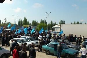 На границе с Херсонской областью сейчас находятся около тысячи авто с крымскотатарскими флагами